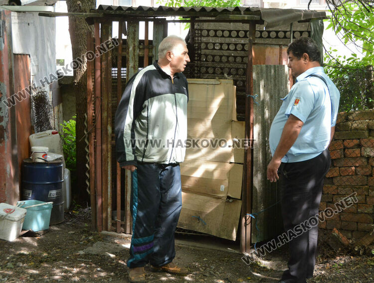 Два акта за хасковлия, отглеждал кучета и гълъби в и около блок