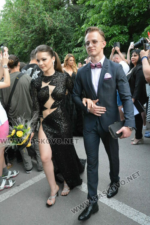 Стил и красота на бала на ПМГ-Хасково, клас пристигна с автобус