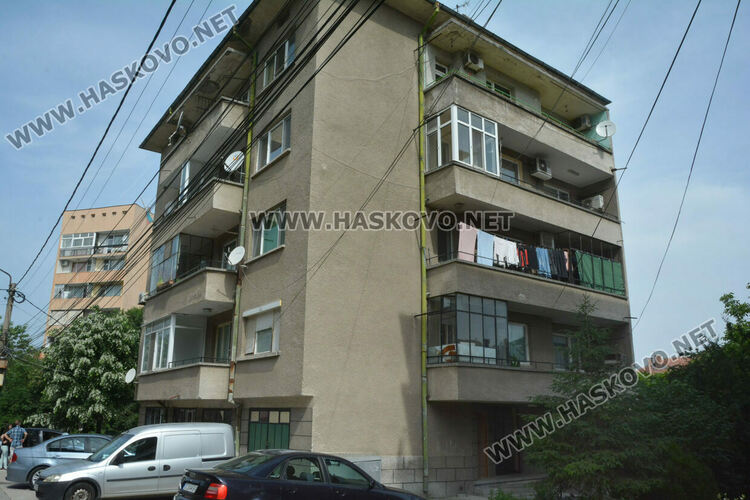 Два акта за хасковлия, отглеждал кучета и гълъби в и около блок