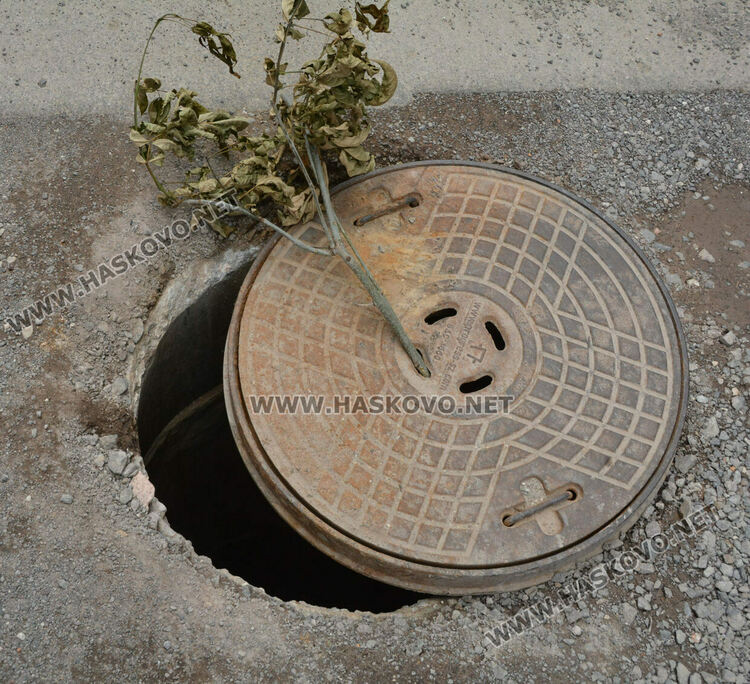 Опасна шахта затруднява преминаването на коли по хасковска улица