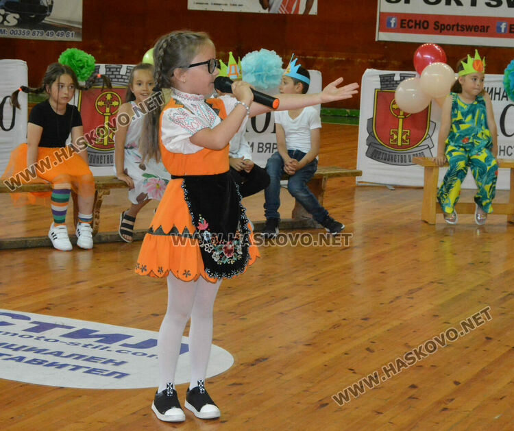 Първокласници от “Смирненски” с тържество за завършване на учебната година