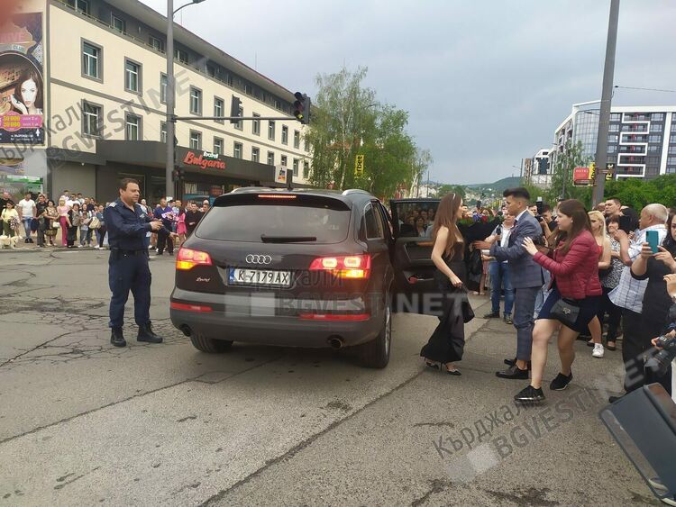 Абитуриентите от Езиковата приковаха погледите на Кърджали-лъскави коли, тоалети и букети/снимки/