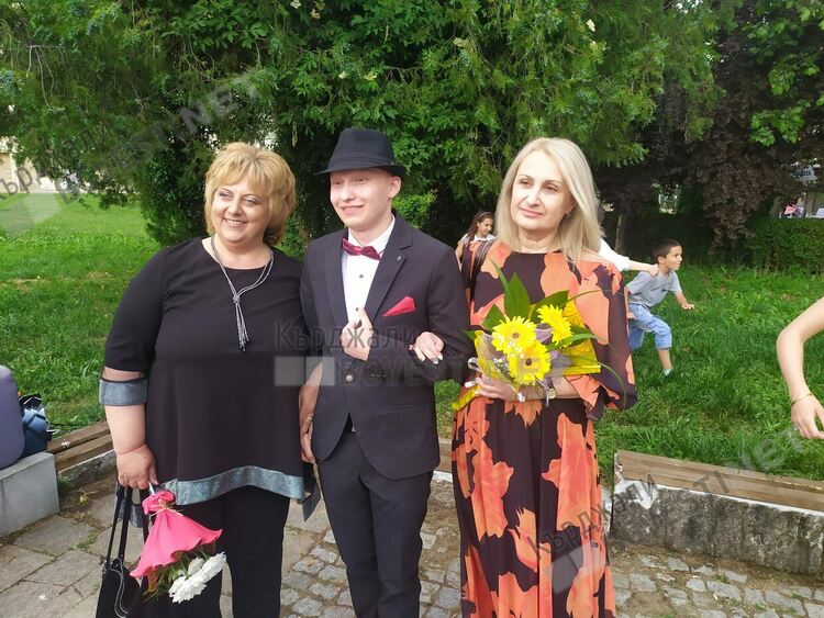 Абитуриентите от Езиковата приковаха погледите на Кърджали-лъскави коли, тоалети и букети/снимки/