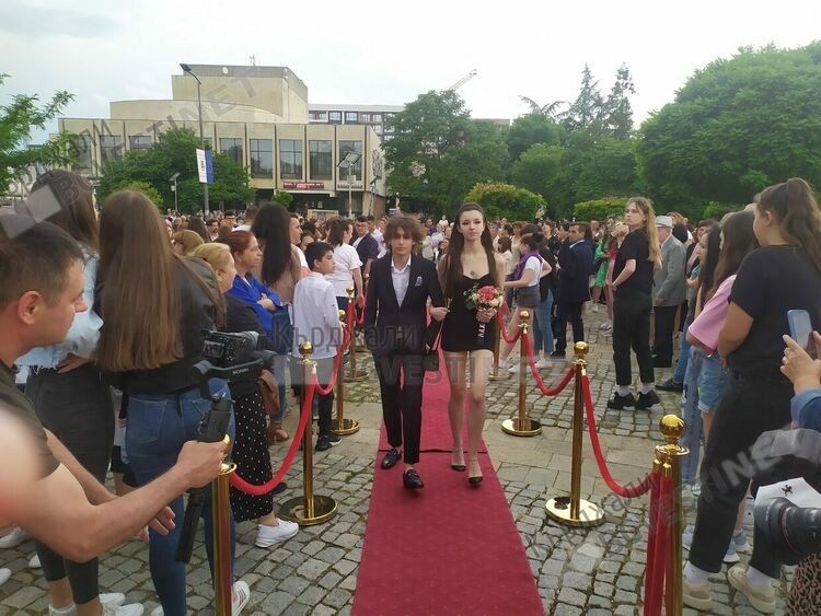 Абитуриентите от Езиковата приковаха погледите на Кърджали-лъскави коли, тоалети и букети/снимки/