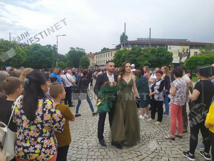 Абитуриентите от Езиковата приковаха погледите на Кърджали-лъскави коли, тоалети и букети/снимки/