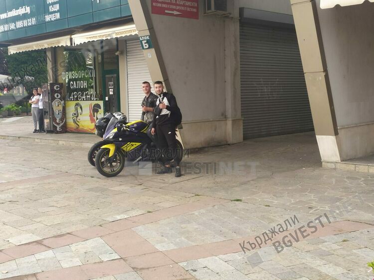 Абитуриентите от Езиковата приковаха погледите на Кърджали-лъскави коли, тоалети и букети/снимки/