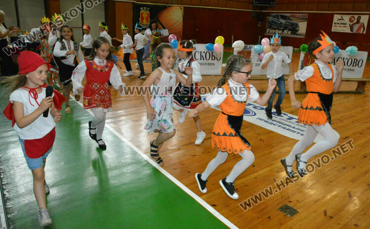 Първокласници от “Смирненски” с тържество за завършване на учебната година