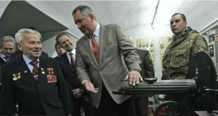 Вицепремиерът Дмитрий Рогозин с дизайнера Михаил Калашников в завода "Ижмаш" през 2013 г. (същата година заводът е преобразуван в "Концерн Калашников").