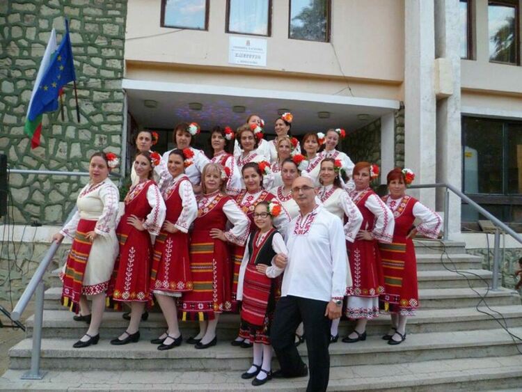 Клуб "Пъстро хоро"