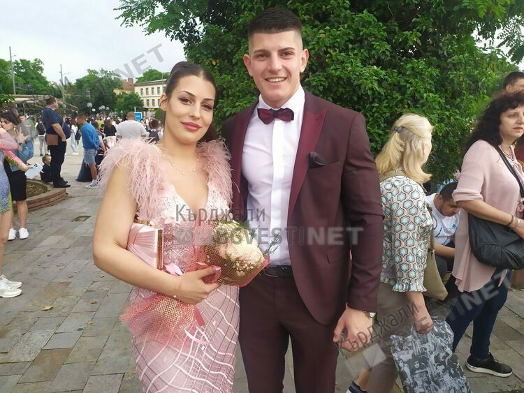 Абитуриентите от Езиковата приковаха погледите на Кърджали-лъскави коли, тоалети и букети/снимки/