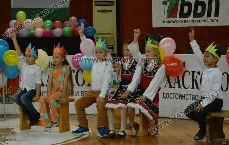 Първокласници от “Смирненски” с тържество за завършване на учебната година