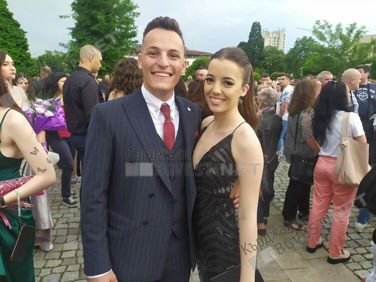 Абитуриентите от Езиковата приковаха погледите на Кърджали-лъскави коли, тоалети и букети/снимки/