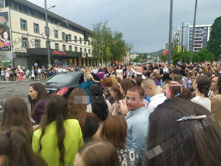 Абитуриентите от Езиковата приковаха погледите на Кърджали-лъскави коли, тоалети и букети/снимки/