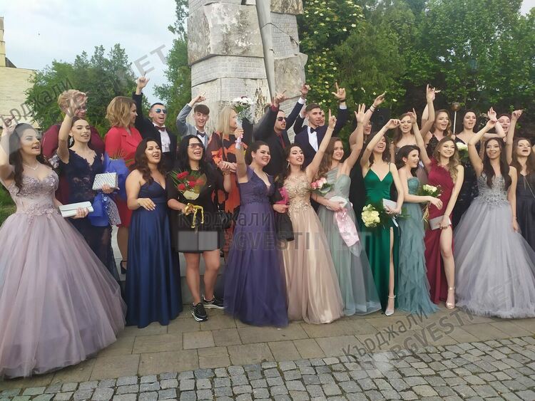 Абитуриентите от Езиковата приковаха погледите на Кърджали-лъскави коли, тоалети и букети/снимки/