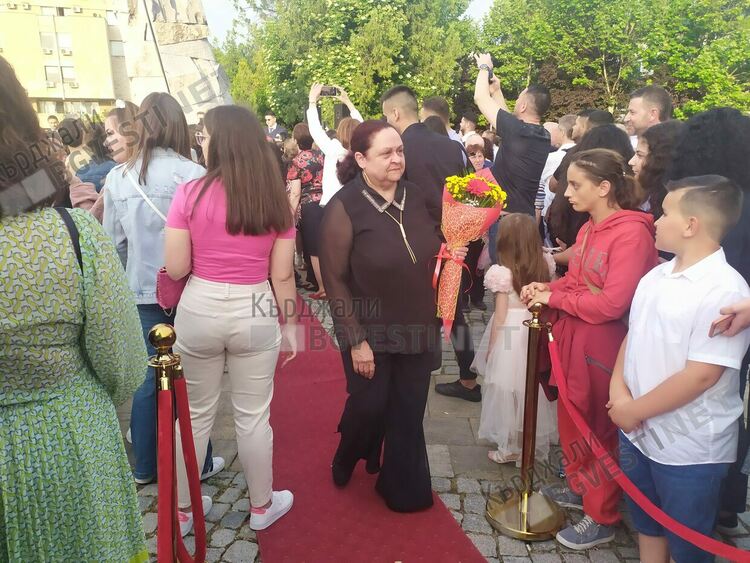 Абитуриентите от Езиковата приковаха погледите на Кърджали-лъскави коли, тоалети и букети/снимки/