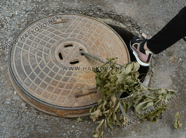 Опасна шахта затруднява преминаването на коли по хасковска улица