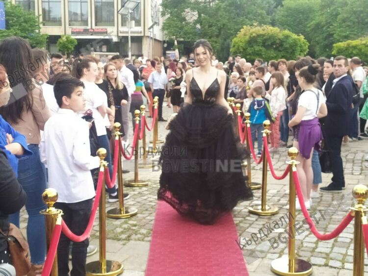 Абитуриентите от Езиковата приковаха погледите на Кърджали-лъскави коли, тоалети и букети/снимки/