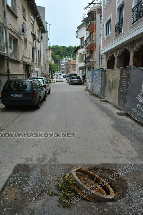 Опасна шахта затруднява преминаването на коли по хасковска улица