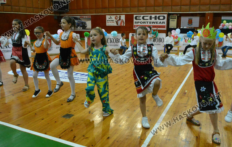 Първокласници от “Смирненски” с тържество за завършване на учебната година