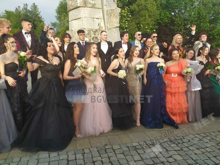 Абитуриентите от Езиковата приковаха погледите на Кърджали-лъскави коли, тоалети и букети/снимки/