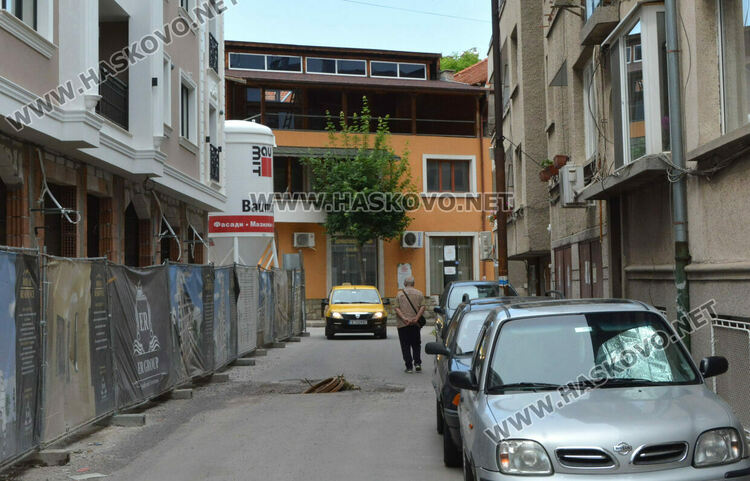 Опасна шахта затруднява преминаването на коли по хасковска улица
