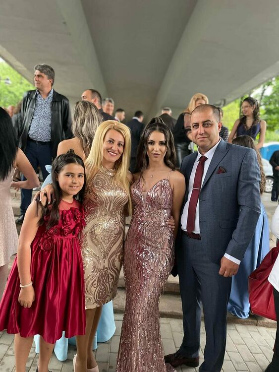 мостът на "каскадите" се превърна в убежище за абитуриентите от дъжда