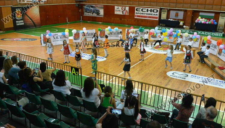 Първокласници от “Смирненски” с тържество за завършване на учебната година