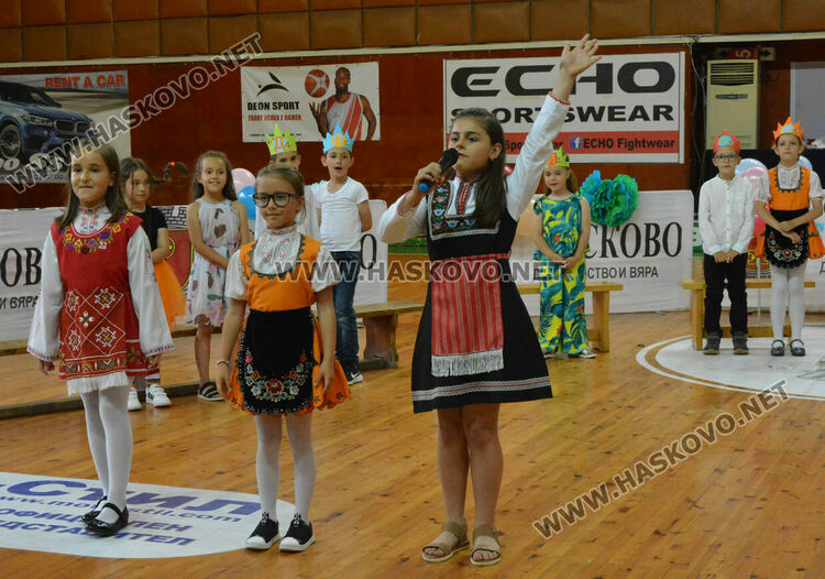 Първокласници от “Смирненски” с тържество за завършване на учебната година