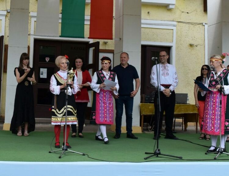 Първомайски клубове зарадваха приятелите на фолклорния танц