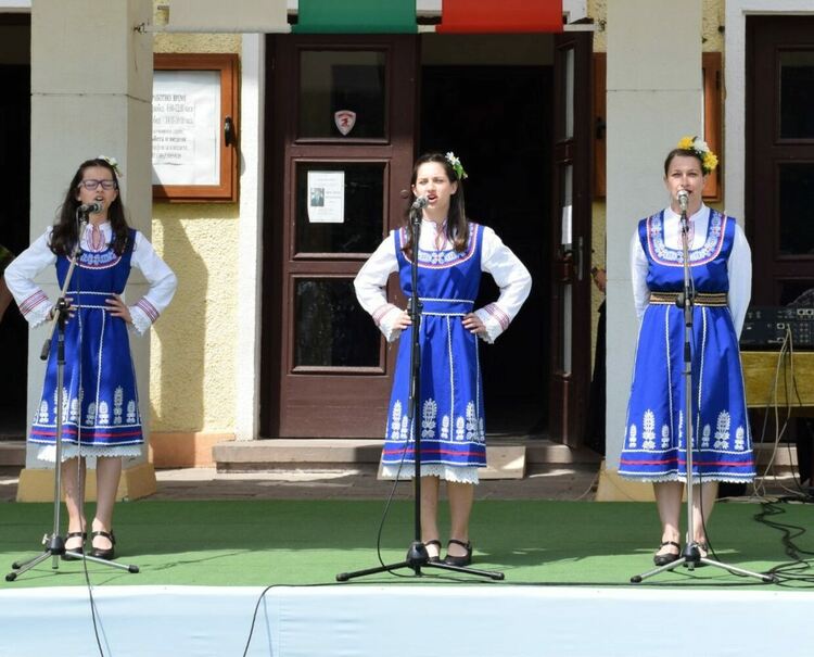 Първомайски клубове зарадваха приятелите на фолклорния танц