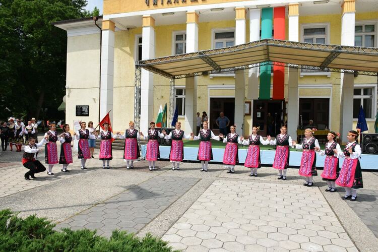 Първомайски клубове зарадваха приятелите на фолклорния танц