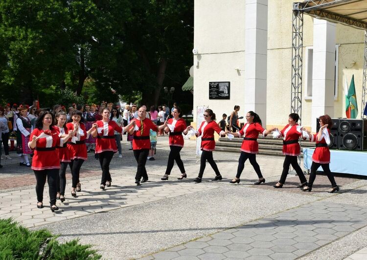 Първомайски клубове зарадваха приятелите на фолклорния танц