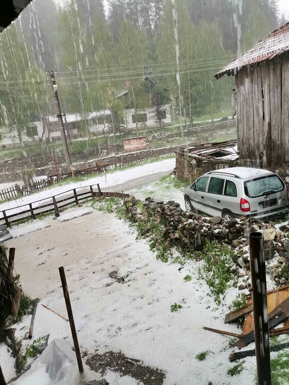 Ледена стихия в Родопите! Градушка изпочупи керемиди и прозорци в маданско, реколтата в Златоградско е унищожена / Обзор,галерия/