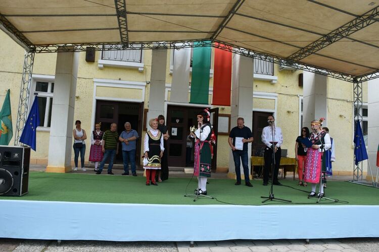 Първомайски клубове зарадваха приятелите на фолклорния танц