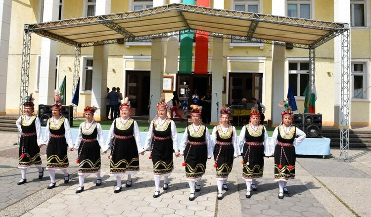 Първомайски клубове зарадваха приятелите на фолклорния танц