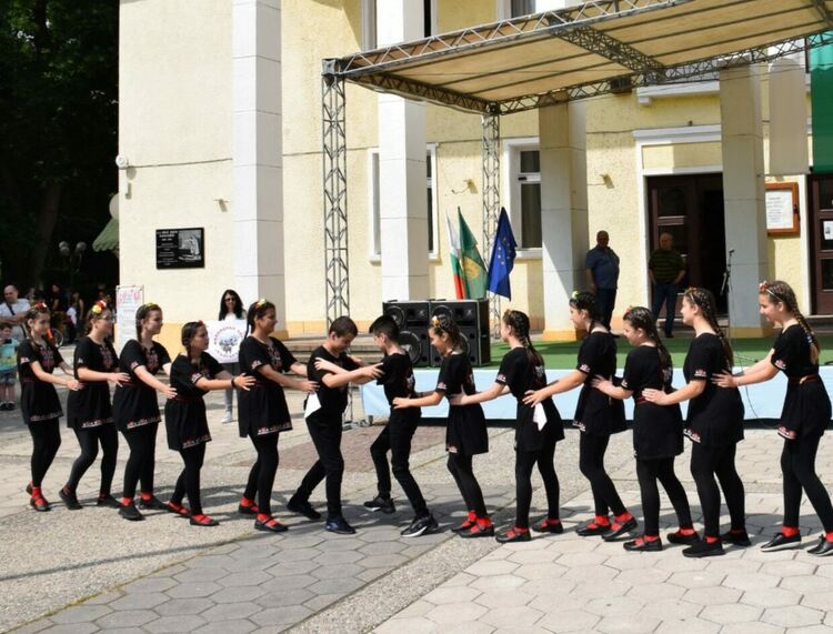 Първомайски клубове зарадваха приятелите на фолклорния танц