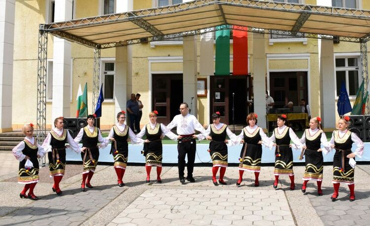 Първомайски клубове зарадваха приятелите на фолклорния танц