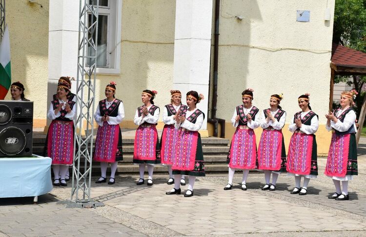 Първомайски клубове зарадваха приятелите на фолклорния танц