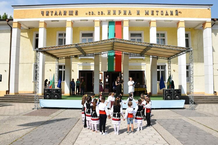 Първомайски клубове зарадваха приятелите на фолклорния танц