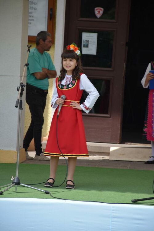 Първомайски клубове зарадваха приятелите на фолклорния танц