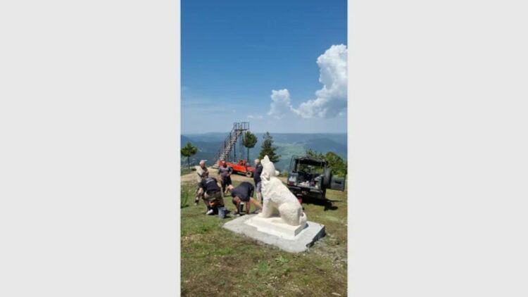 Двутонен каменен вълк е най-новата атракция на „Вълчи Камък“