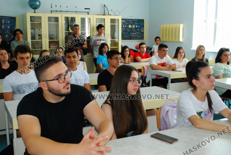 Декан от Софийския университет гостува в хасковската ПМГ 