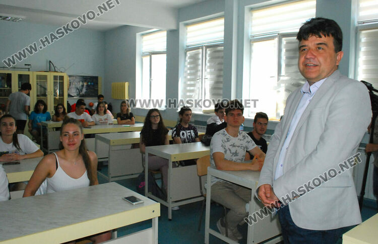 Декан от Софийския университет гостува в хасковската ПМГ 