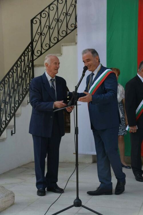 Наградиха новия почетен гражданин на Асеновград 