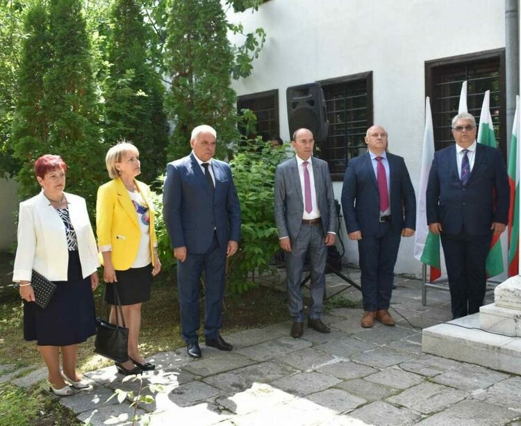 Наградиха новия почетен гражданин на Асеновград 