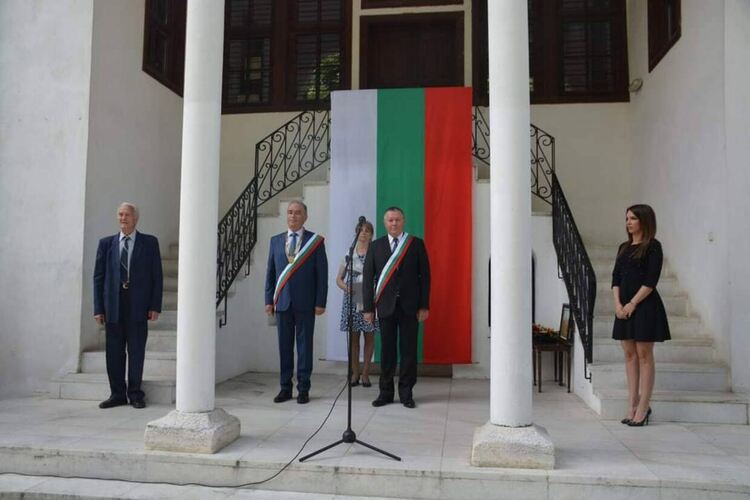 Наградиха новия почетен гражданин на Асеновград 