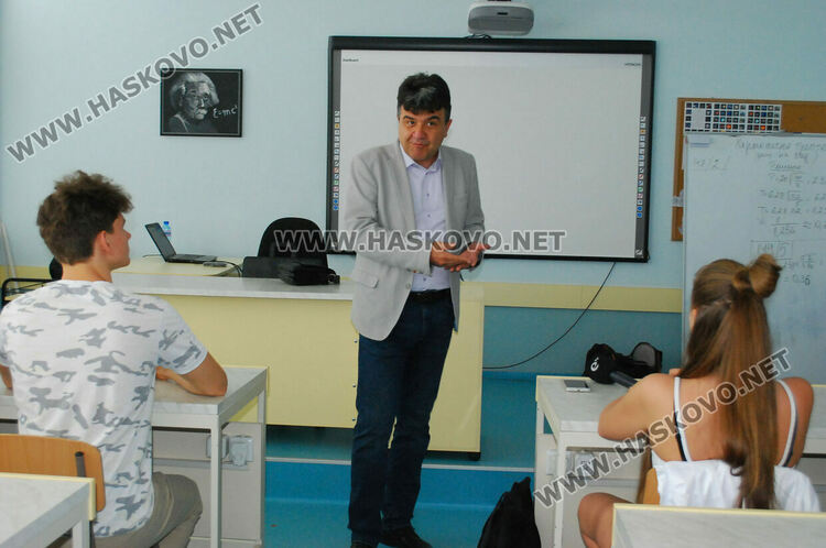 Декан от Софийския университет гостува в хасковската ПМГ 