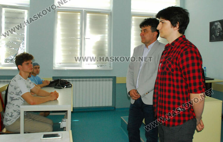 Декан от Софийския университет гостува в хасковската ПМГ 