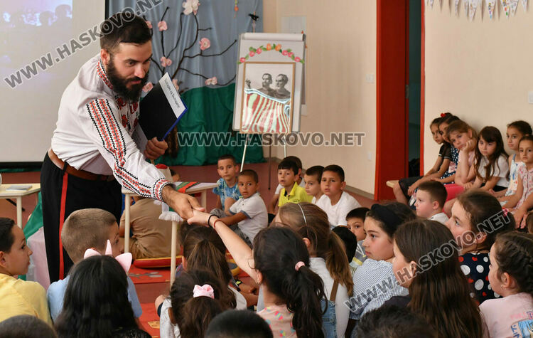 Потомък на четник от Ботевата чета учи децата в Хасково на родолюбие