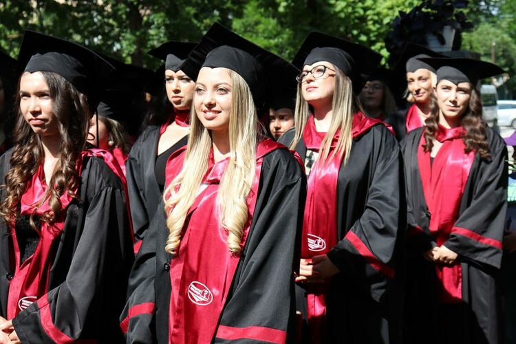 60 абсолвенти получиха дипломи за „Медицинска сестра“ и „Акушерка“